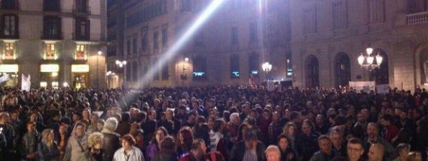 Concentración convocada por Stop Pujades en la Plaza Sant Jaume